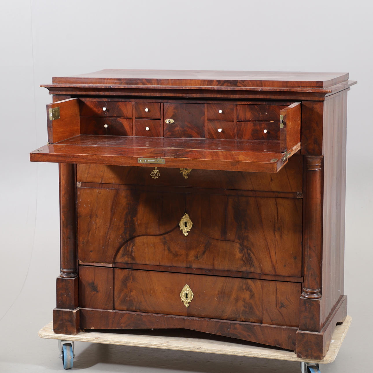 Großmutters Kommode im Empire-Stil, 19. Jahrhundert.