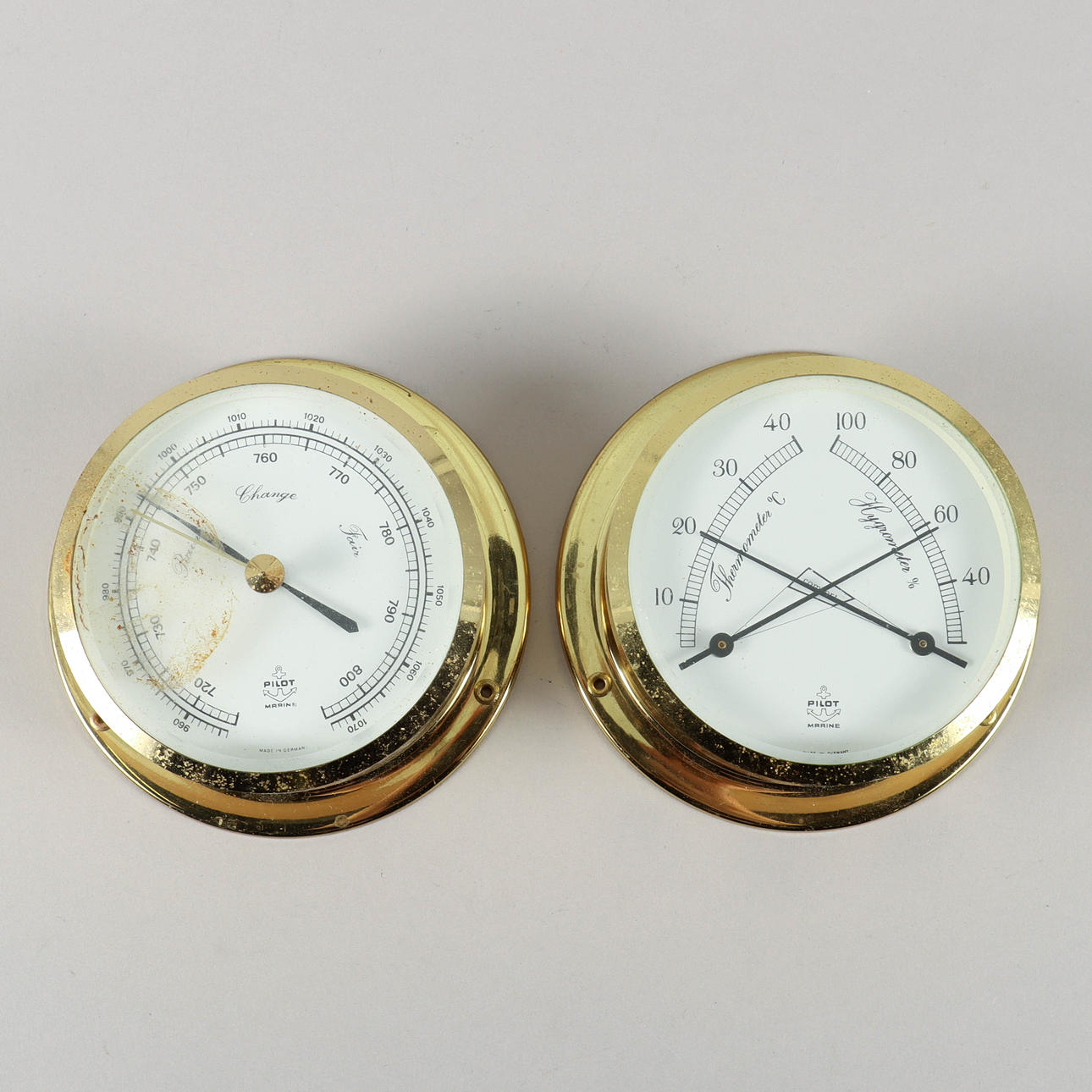 PILOT-barometri ja lämpömittari/kosteusmittari.