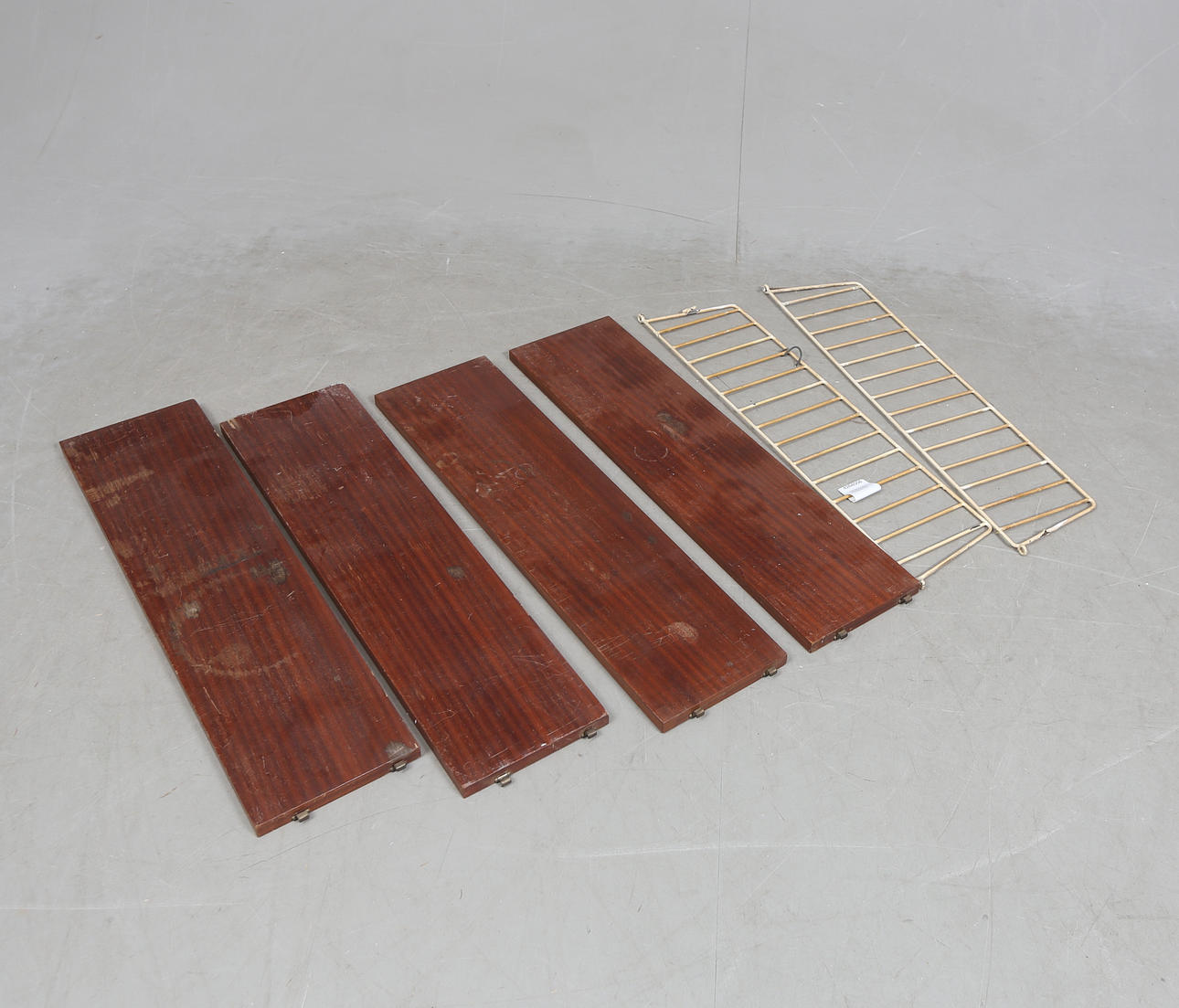 Wandregal, Modell String, 1950/60er Jahre.