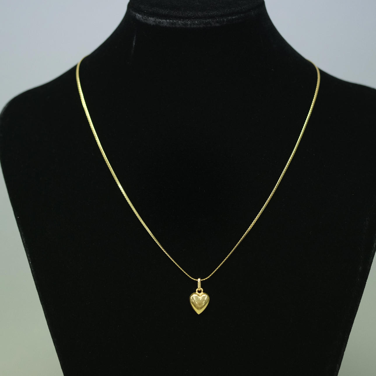 HALSKÆDE OG VEDHÆNG, 18K GULD.