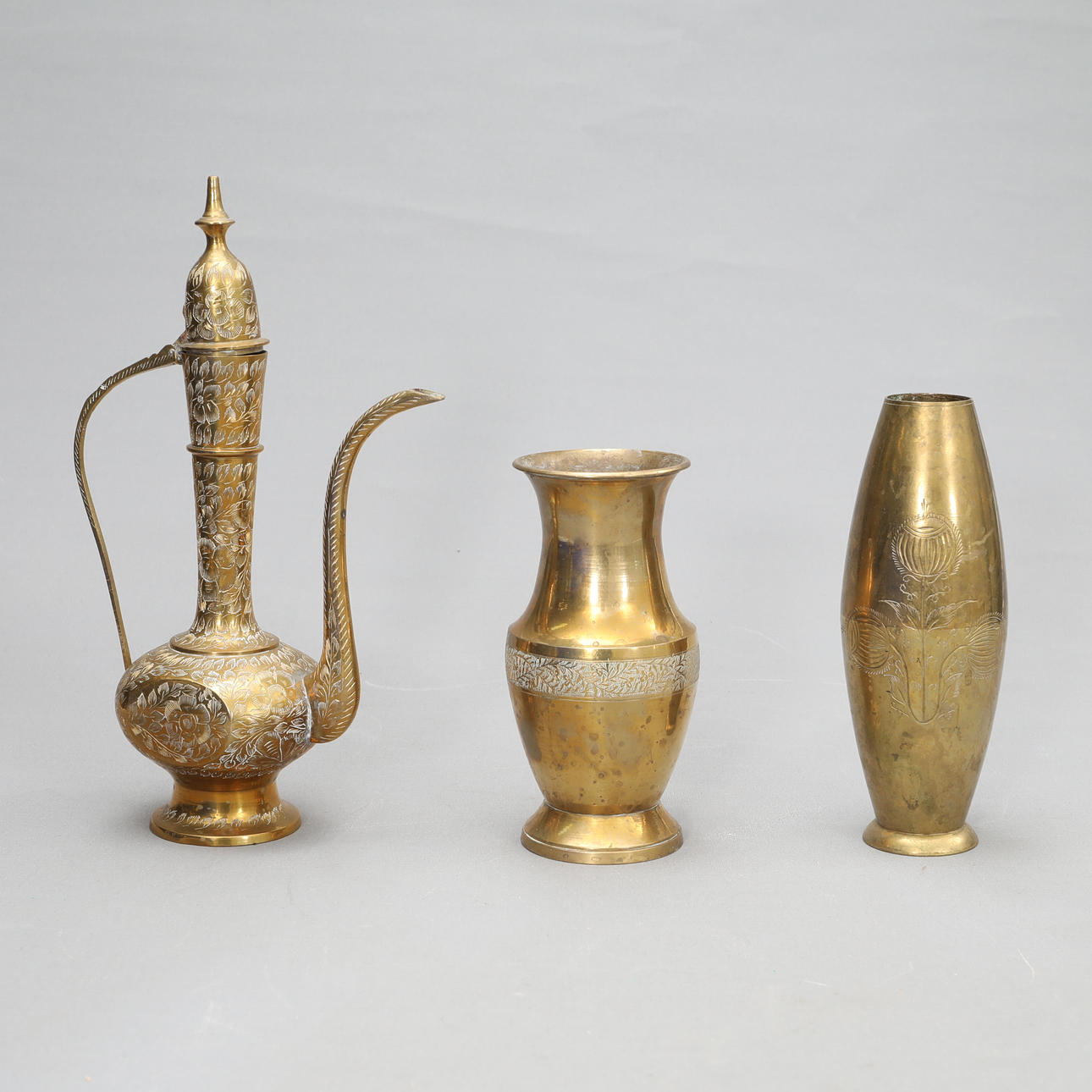 OBJETOS DE LATÓN, tres piezas.