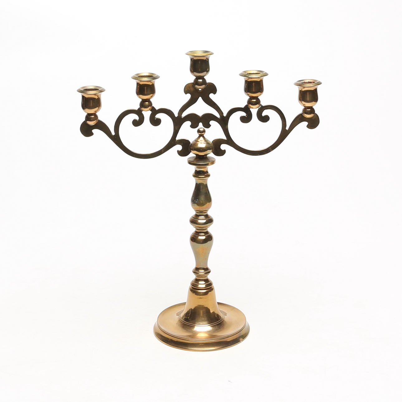Un candelabro de bronce.