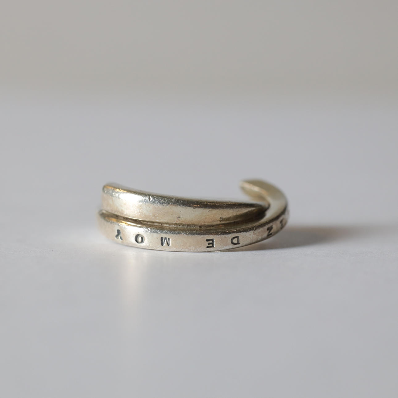 EFVA ATTLING. Ring, sterlingsilver, "Pencez de moy", samtida.