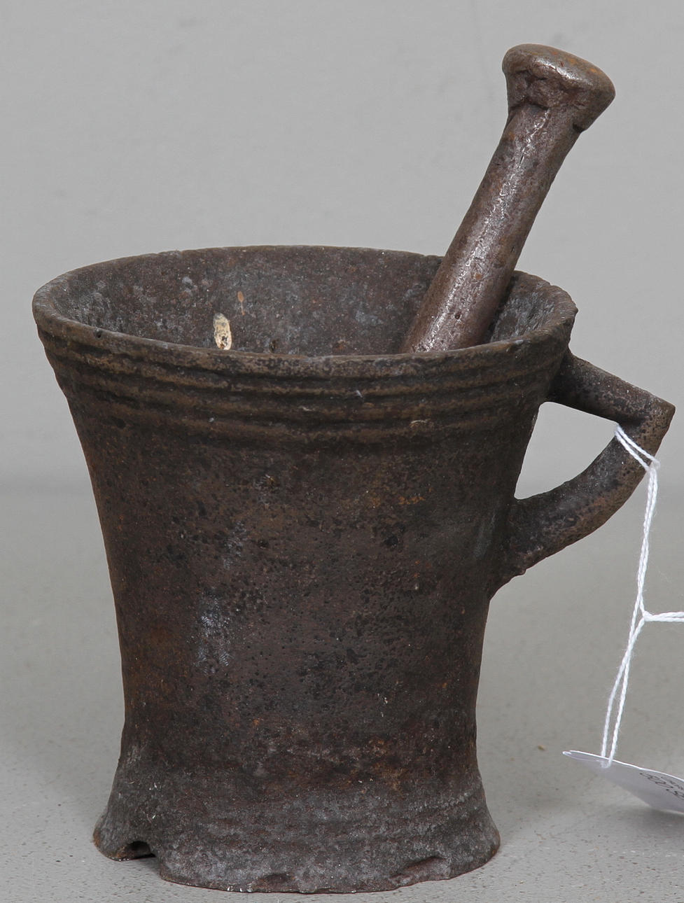 MORTEL MED STÖT, järn, 1700-tal.