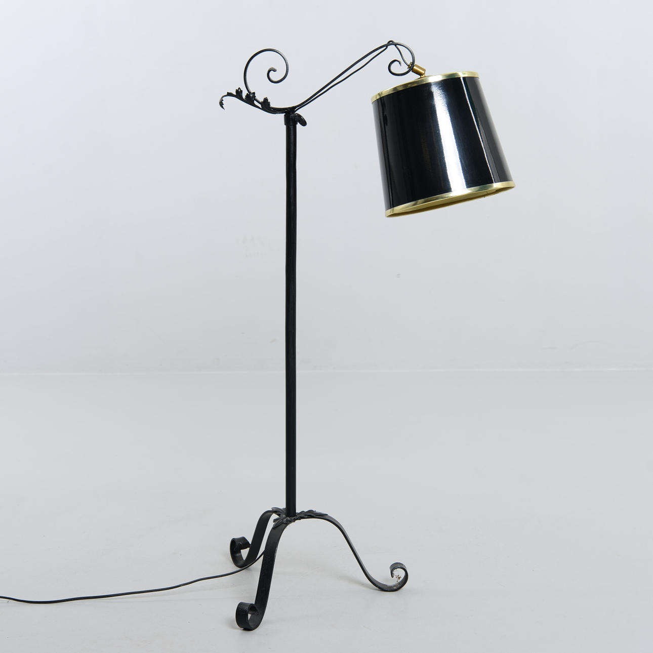 Eine schmiedeeiserne Stehlampe, erste Hälfte des 20. Jahrhunderts.