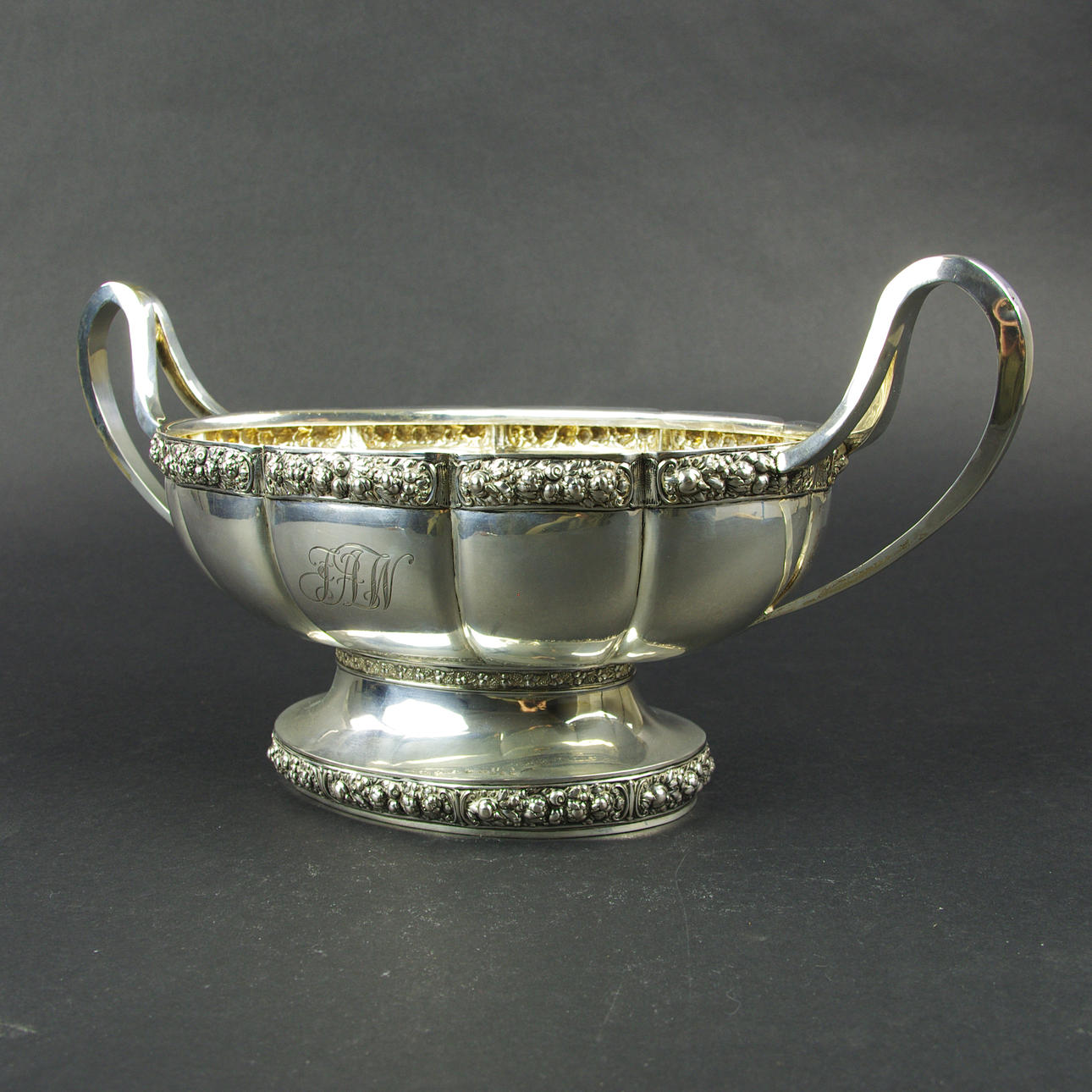 PRAKTSKÅL med hänklar, silver, K. Anderson, Stockholm, 1912.