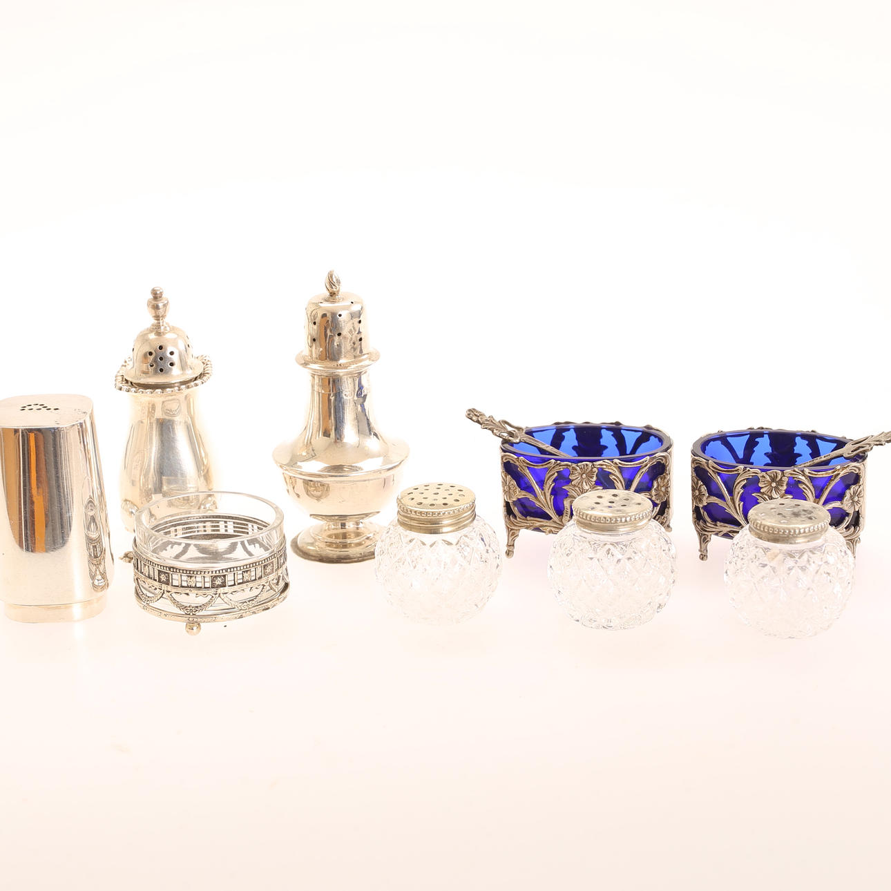 Ein Satz von 9 Salzgefäßen, Glas und Silber.