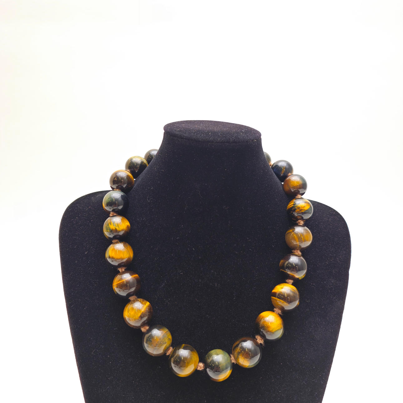 COLLAR EN CUENTAS DE OJO DE TIGRE.