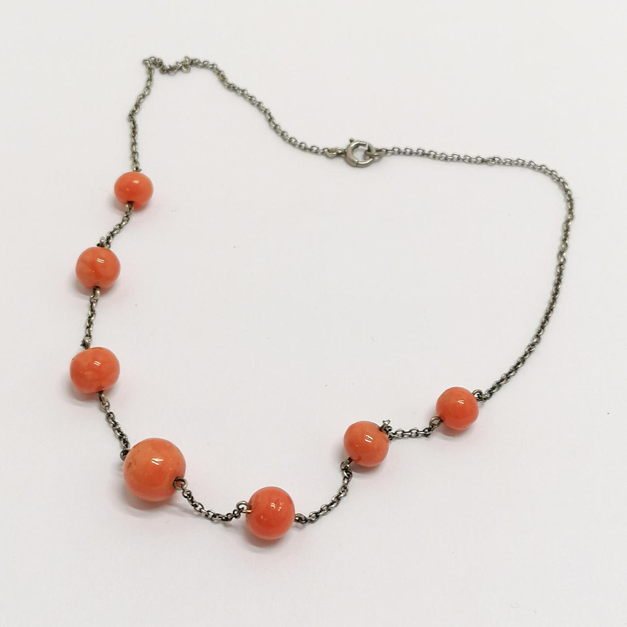 * ANTIK SØLV KORALPERLE KORT HALSKÆDE.