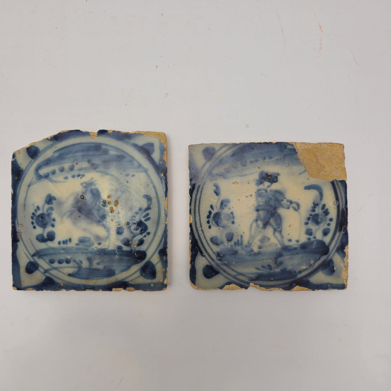 ETT PAR GLASERADE HOLLÄNDSKA KERAMISKA PLATTOR, 1700-TAL.