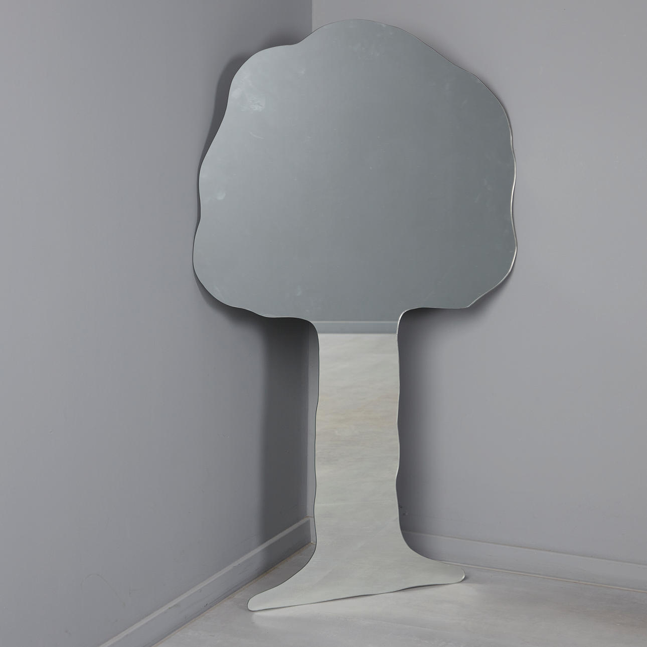 Mirrors/wall mirrors.