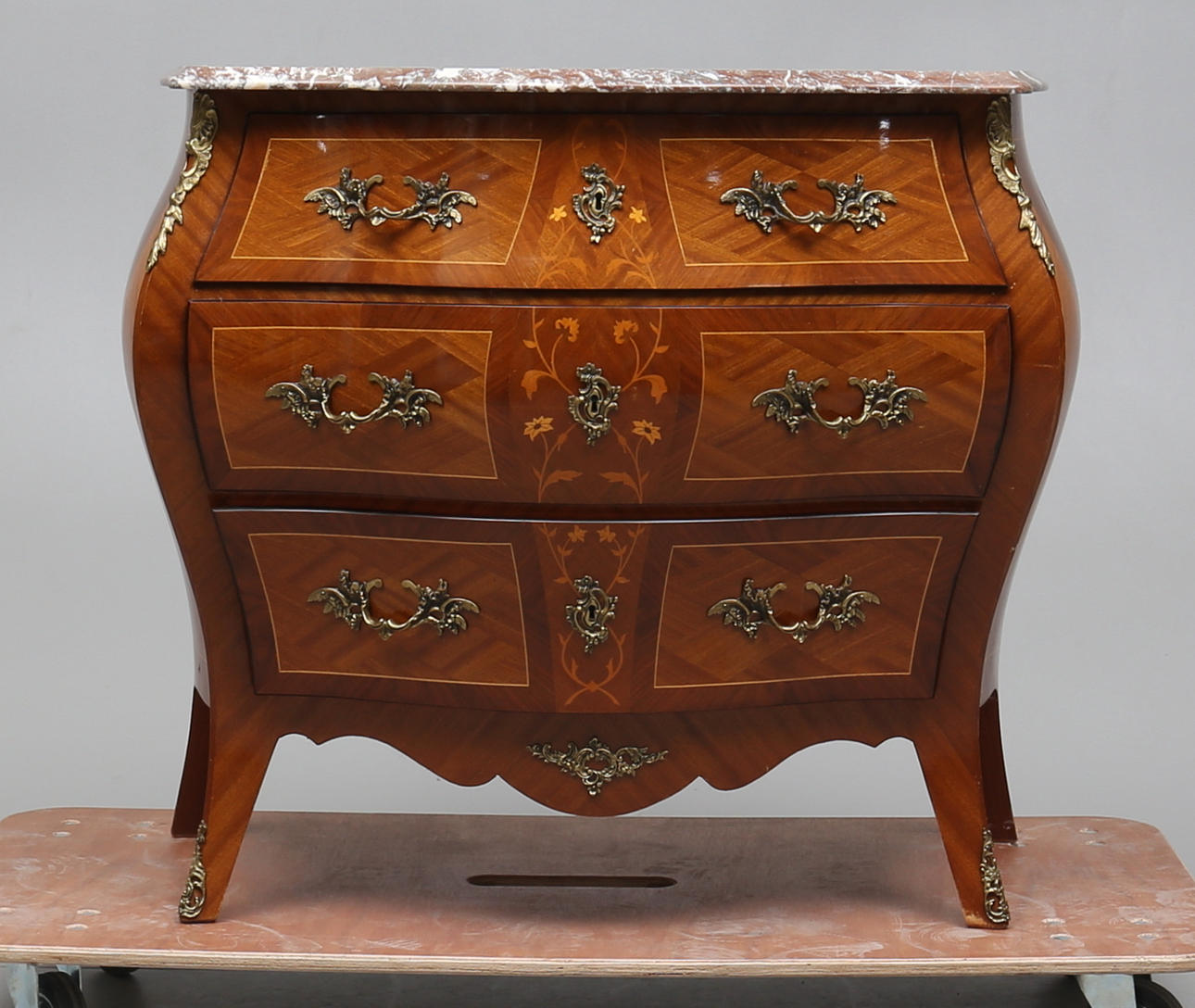 BYRÅ, rokokostil, 1900-tal.