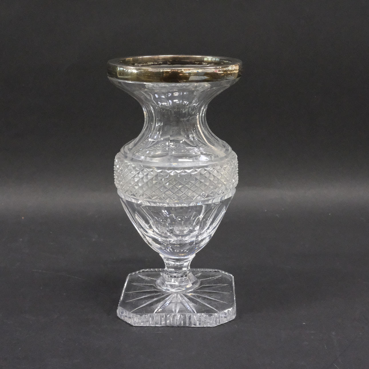 VASE CUT CRYSTAL WITH EDGE IN SILVER.