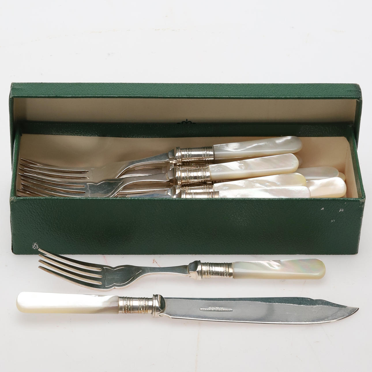 Ein 16-teiliges versilbertes Fischbesteck, Sheffield, England.