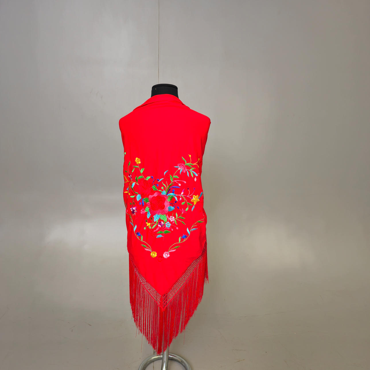 BRODERAD SATIN HALSDUK MED BLOMMOR.