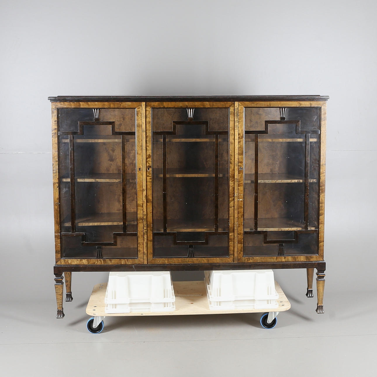 VITRINSKÅP, trä/glas, 1900-talets första hälft.