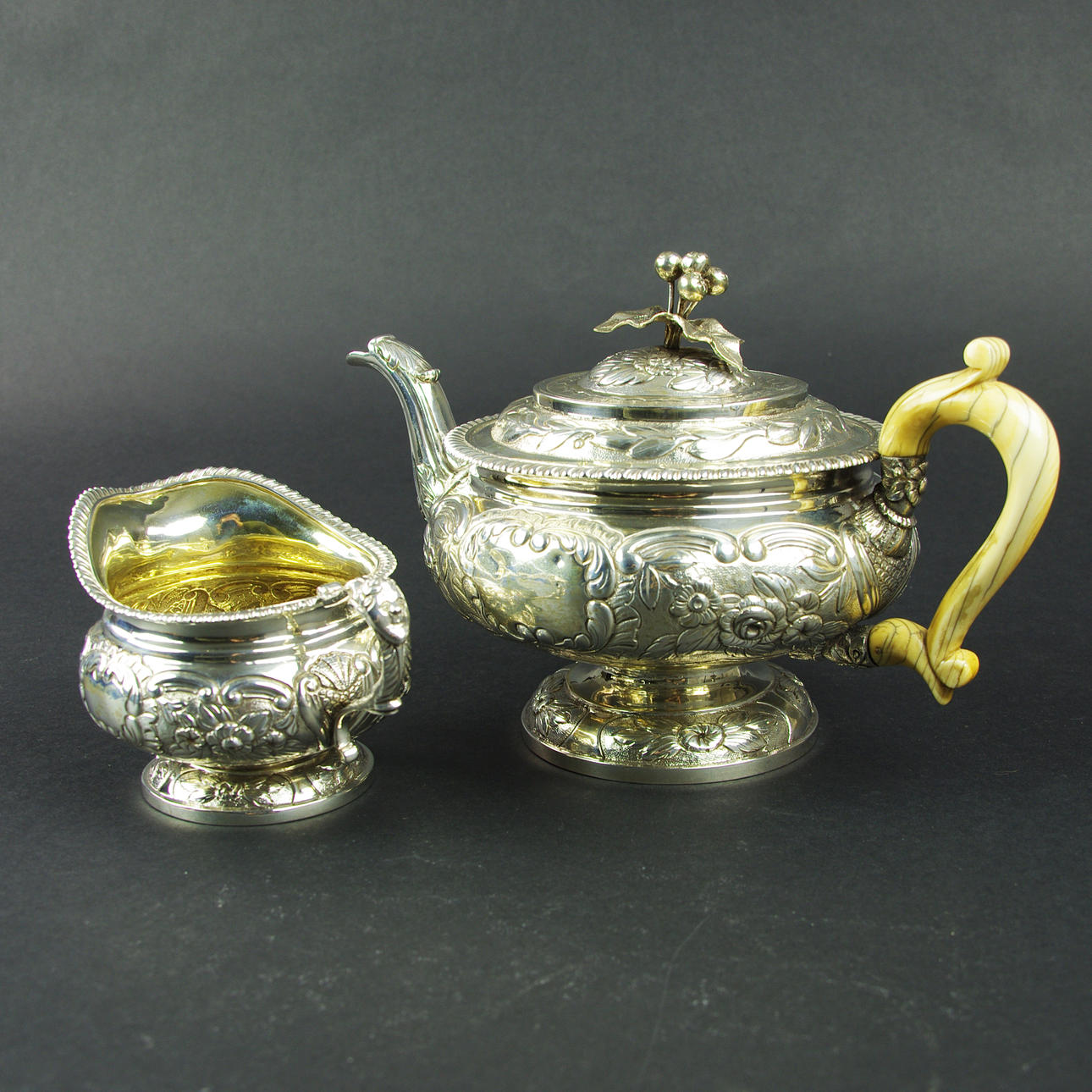 TEKANNA SAMT GRÄDDKANNA, silver, London 1817.