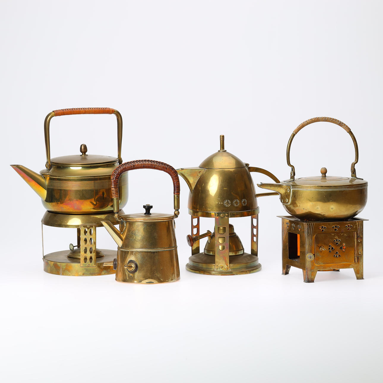 En samling tekander, messing, bl.a jugendstil 1900-tallets begyndelse (4).