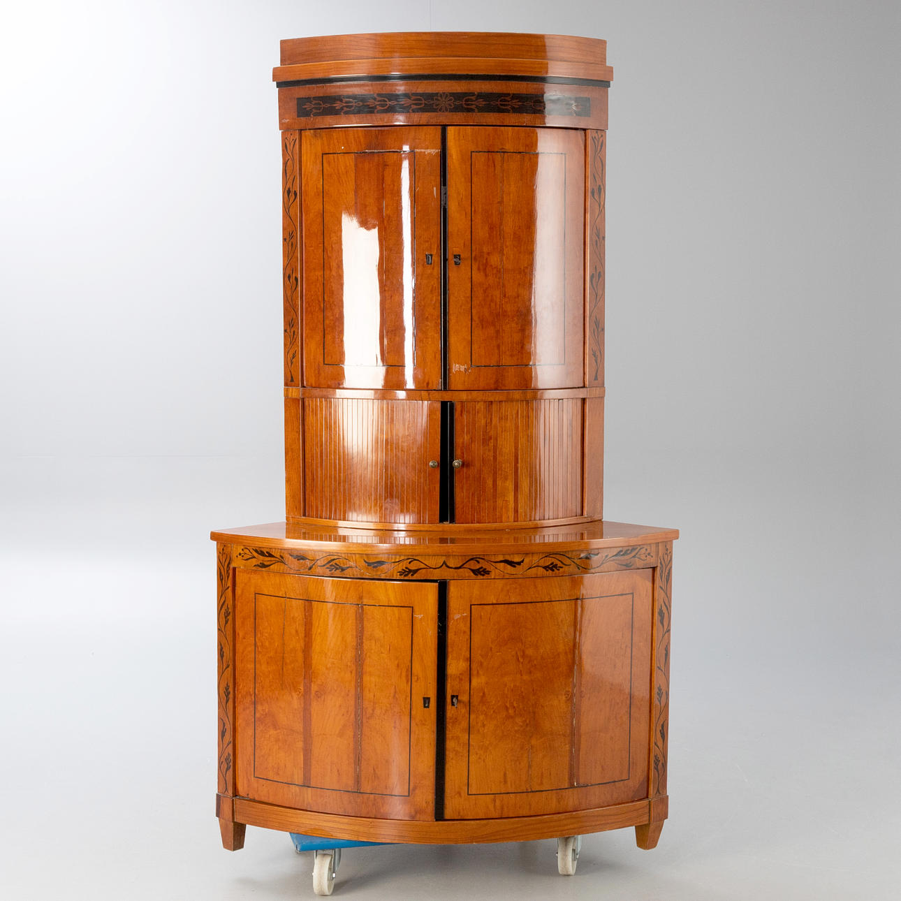 Biedermeier-Eckschrank, wohl Wien, um 1820.