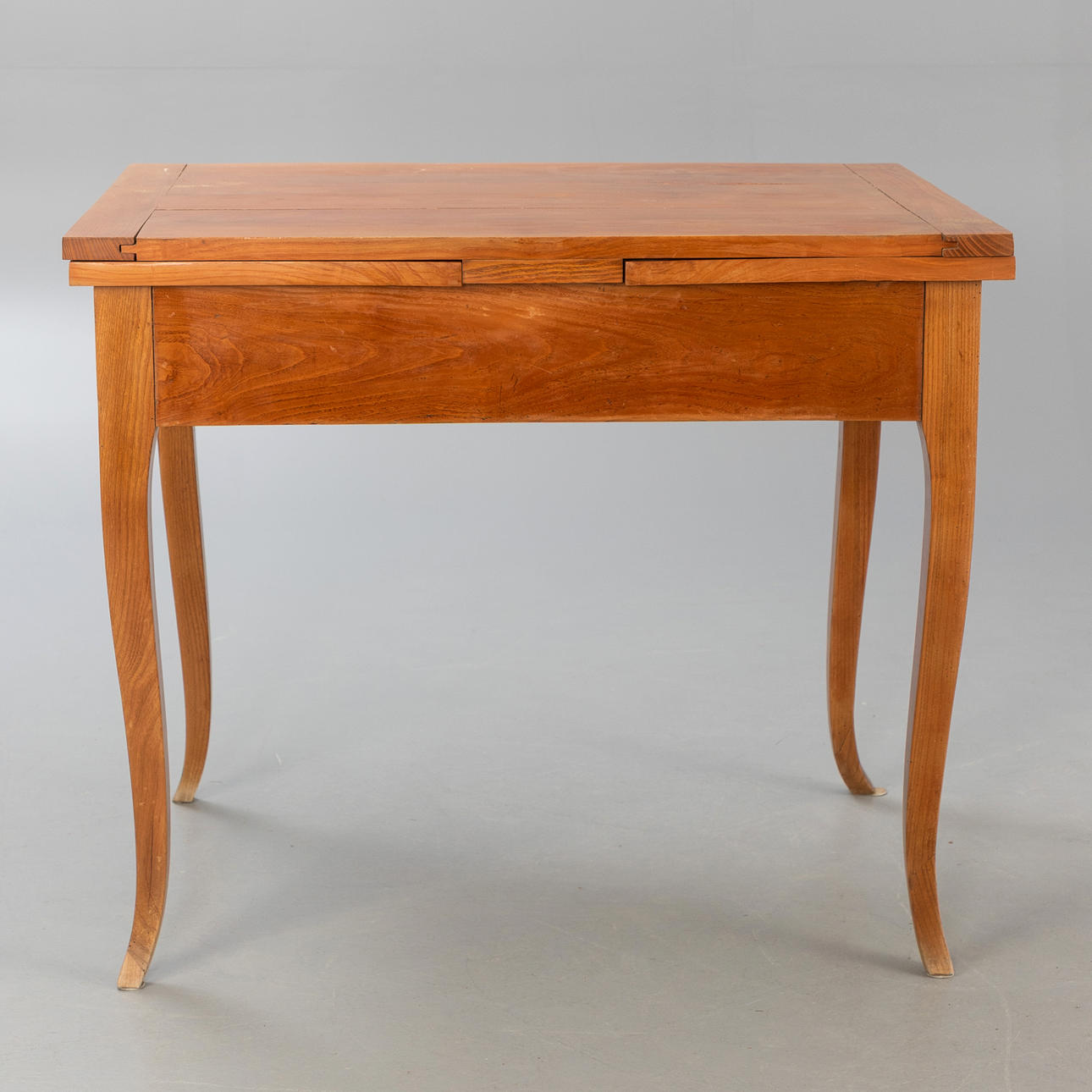 Biedermeier extendable table, southern Germany, around 1820.