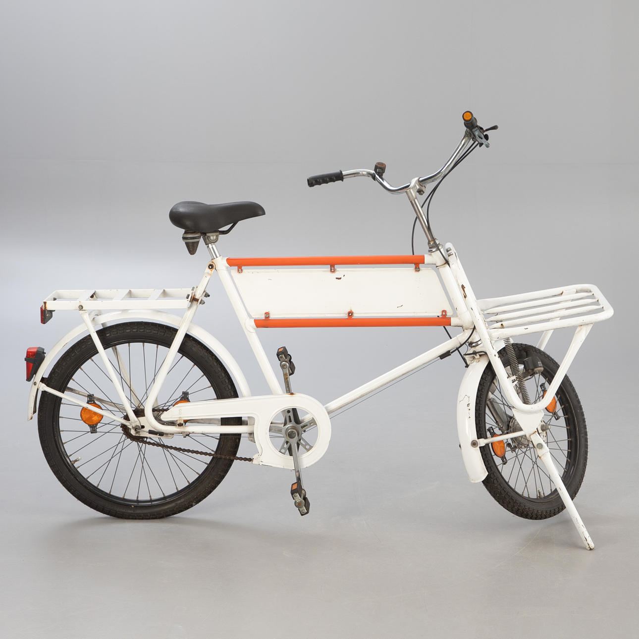 Rahtipyörä mainoskyltillä.