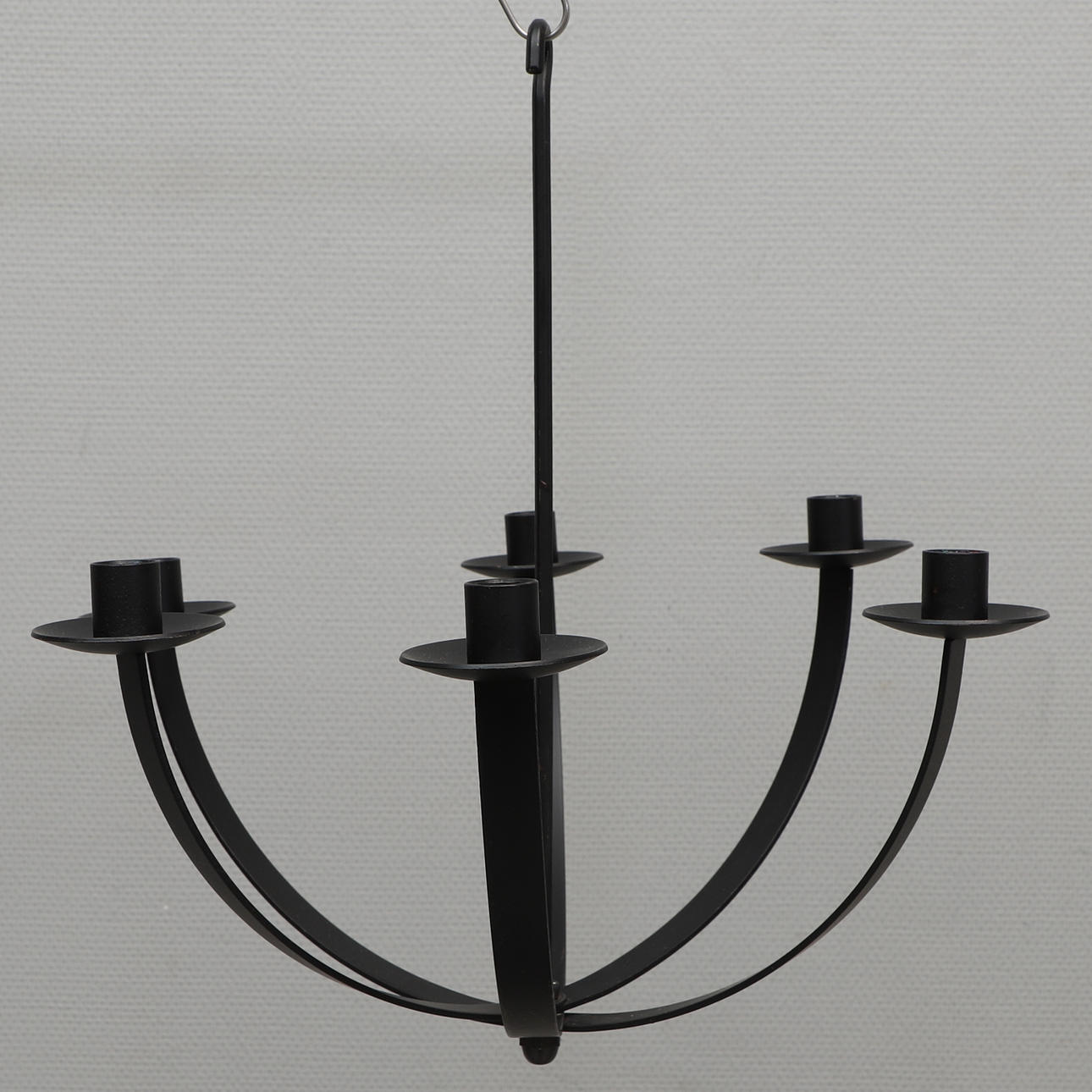 Ein schmiedeeiserner Kronleuchter, 6 Lichtpunkte, zeitgenössisch.