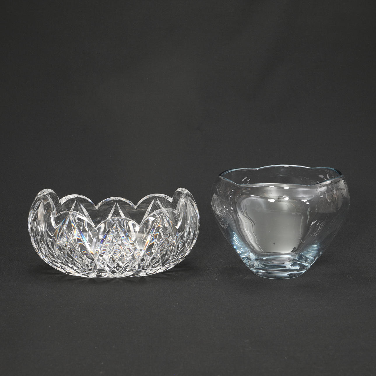 CUENCOS DE CRISTAL, dos piezas.