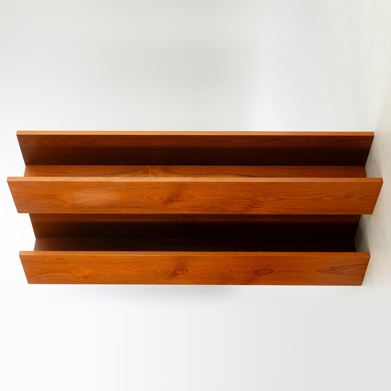 Wandregale in Teak, 2. Hälfte 20. Jh (2).