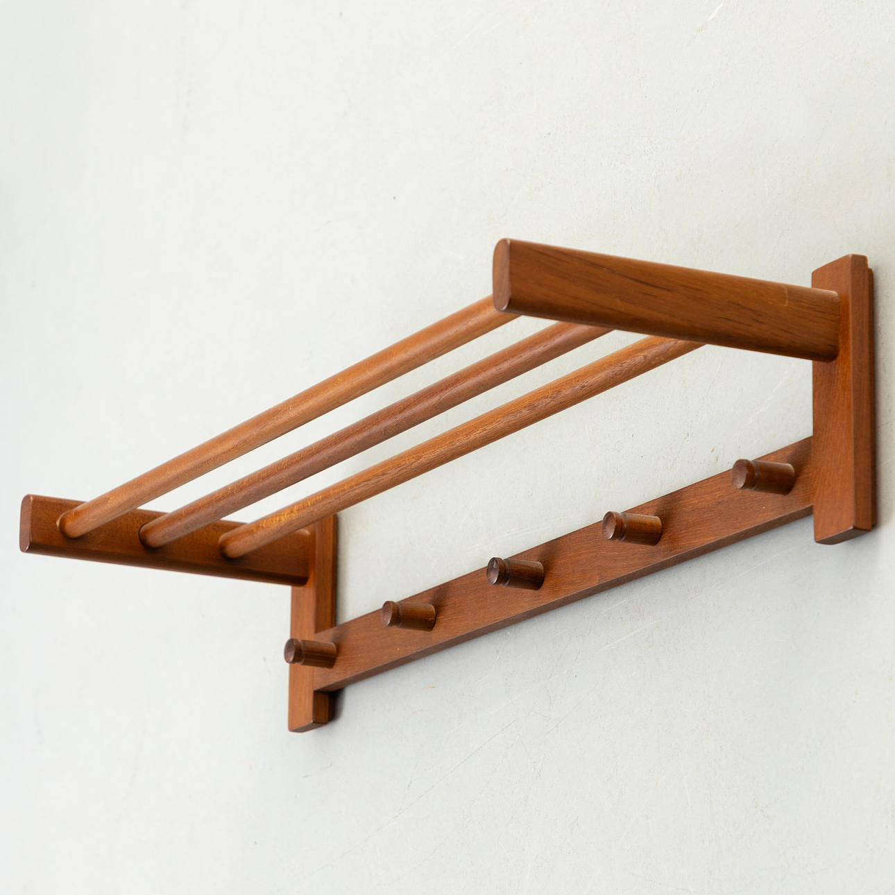 AKSEL KJERSGAARD. Odder. Teak Wandgarderobe, No. 133, Dänemark.