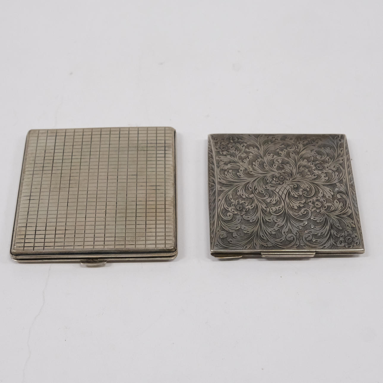 TO SØLVPULVERKASSER.