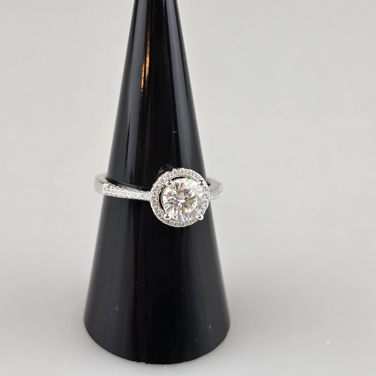 - Moissanite ring 1.00 ct.- 925 sterling sølv.