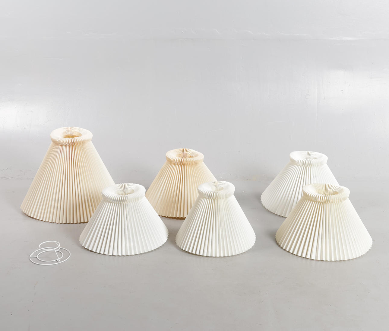 LE KLINT. Montering av skärmar av veckad plast (6).