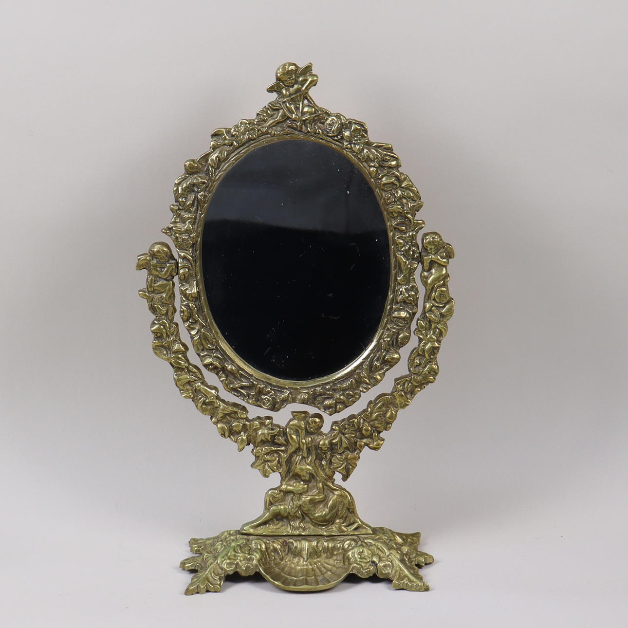 Bordsspegel, bronserad metall. 1900-tal.