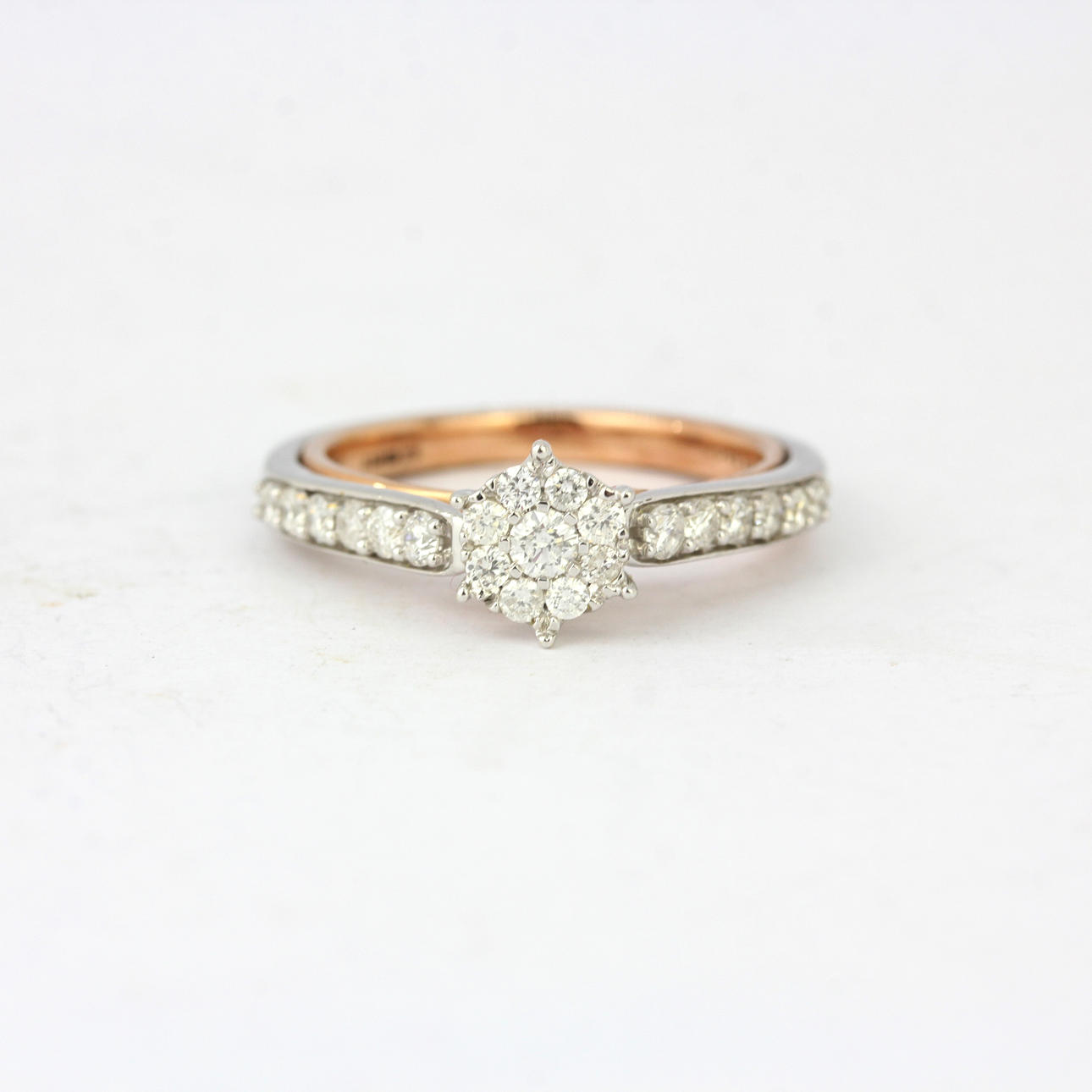 9CT GULD DIAMANT UPPSATT KLUSTERRING.