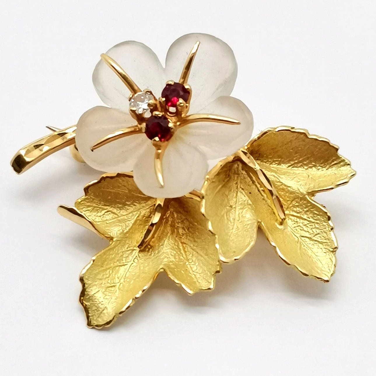 18KT GULD BLOMSTERNÅL SÆT MED DIAMANT & RUBIN.