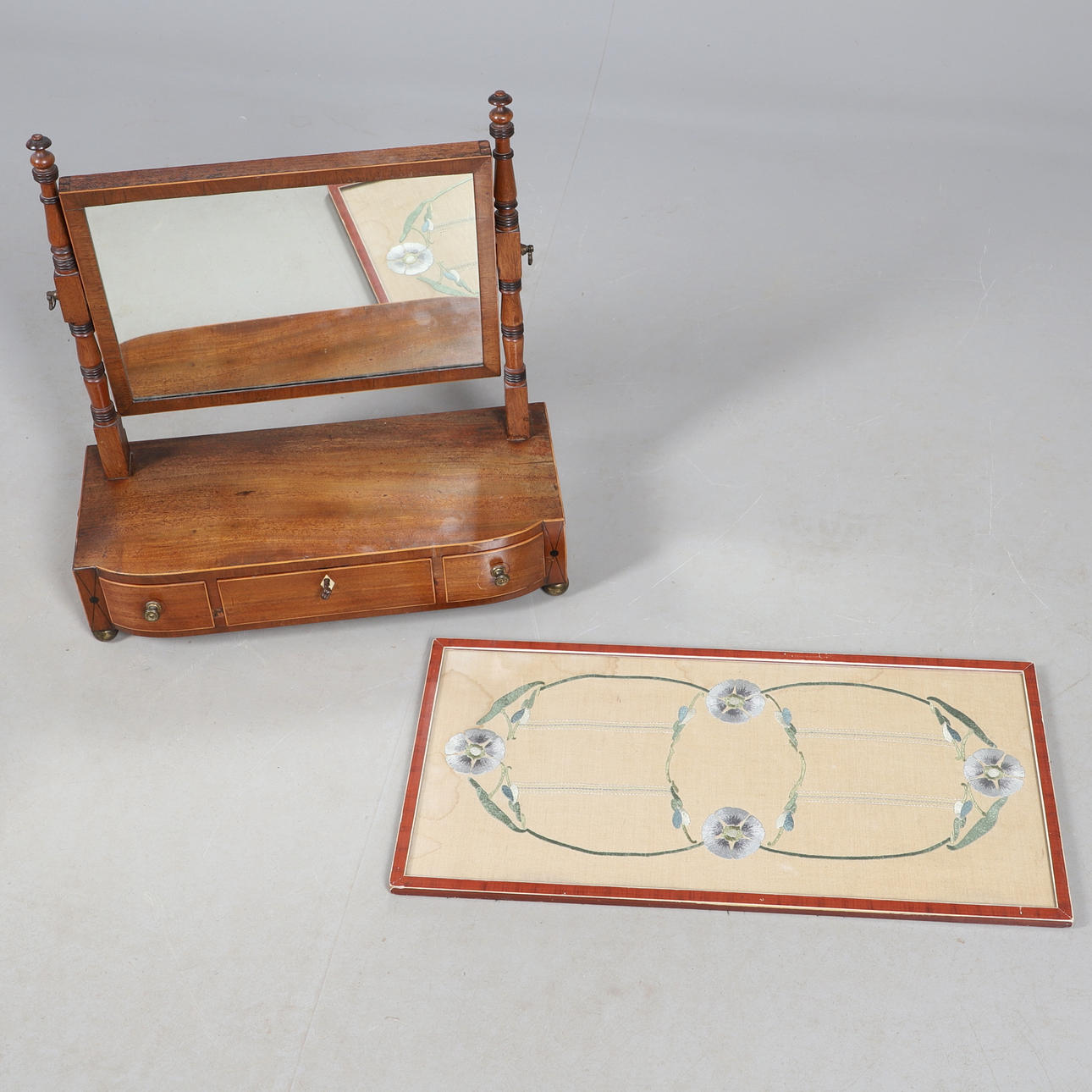 SMINKBORDSSPEGEL MED ROSETT OCH BRODERAD PANEL FRÅN 19THC.