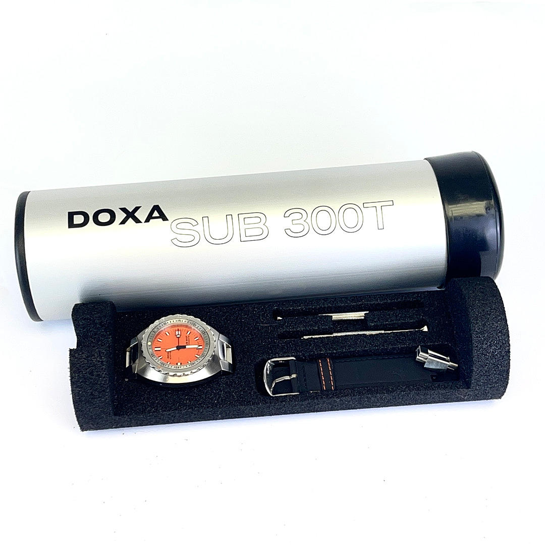 GENT'S ORANGE FACED DOXA 300T WRISTWATCH.
