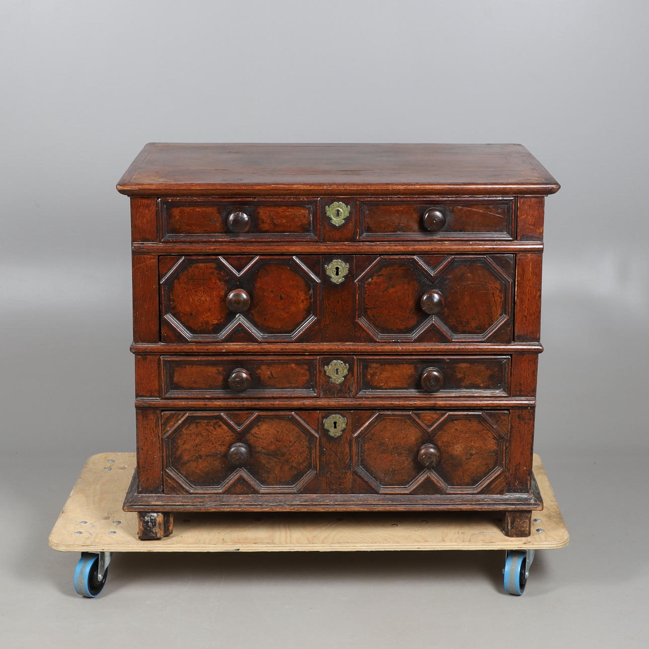 UNA CÓMODA DEL SIGLO XIX.