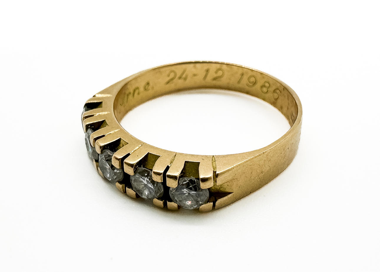RING, 18k guld, 5 stk diamanter 0,6 karat.