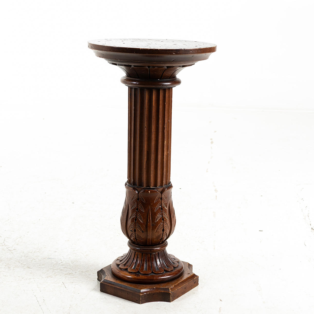 PEDESTAL, roble, decoración cortada.