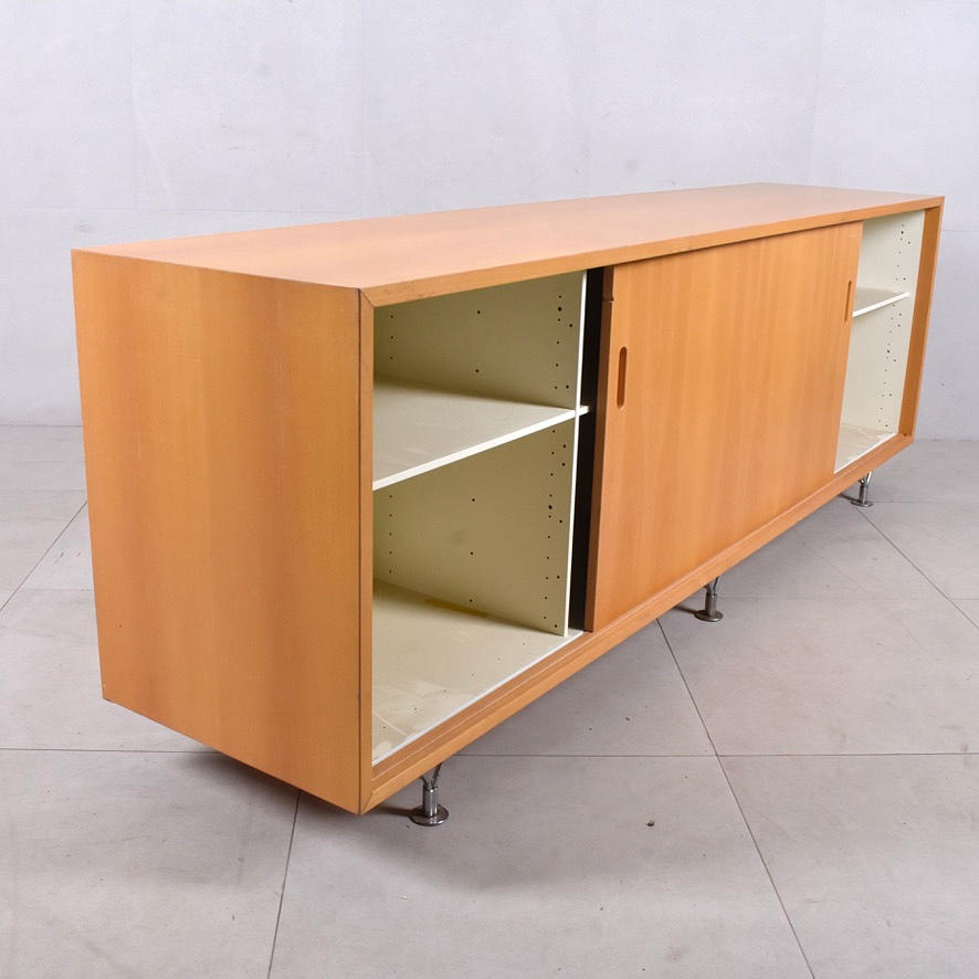 BRUNO MATHSSON. Aparador, «MI 806", libro, Bruno Mathsson International.