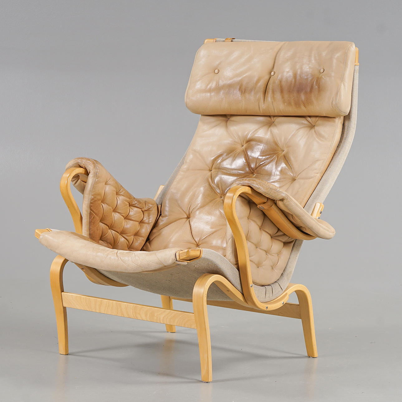 BRUNO MATHSSON. Fåtölj "Pernilla" Dux, 1989.