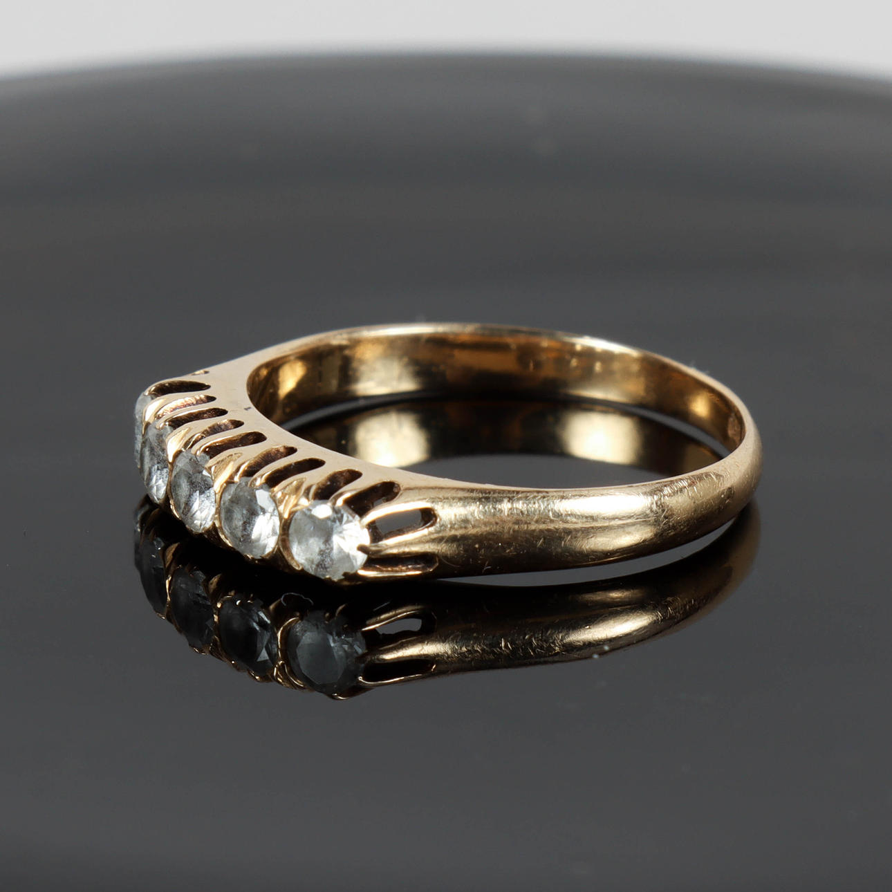 RING 18k gold with white stones.