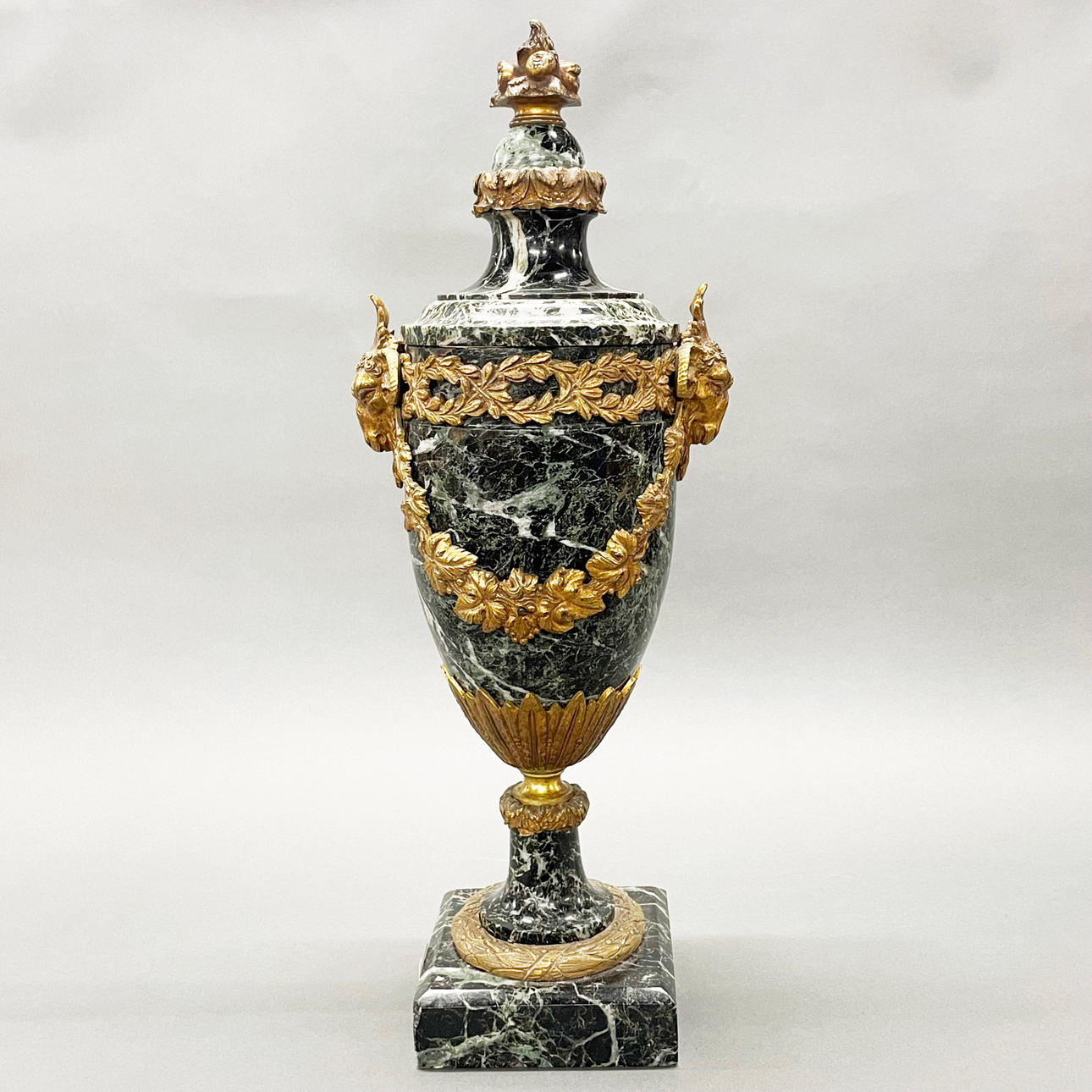 19THC ORMOLU MONTERAD MARMOR GARNITUR.