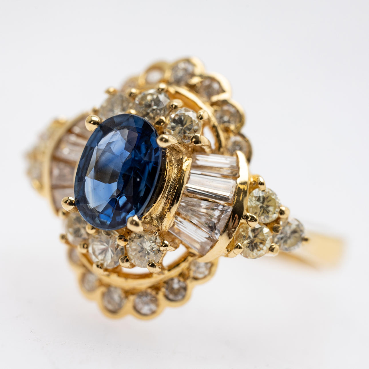 Ring med safir och diamanter.