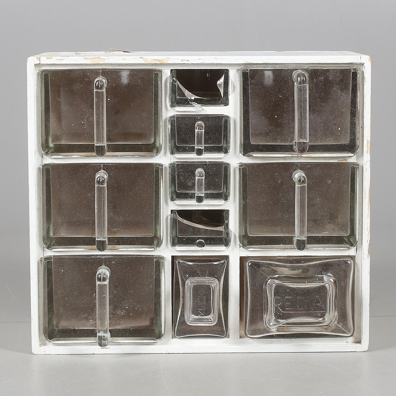 KRYDDHYLLA, trä/glas, Reda, 1900-talets andra hälft.