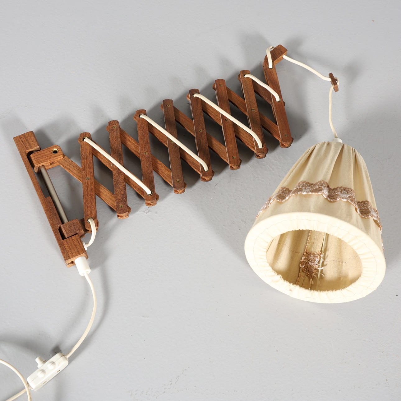 SAKSELAMPE, træ, 1900-talets anden halvdel.