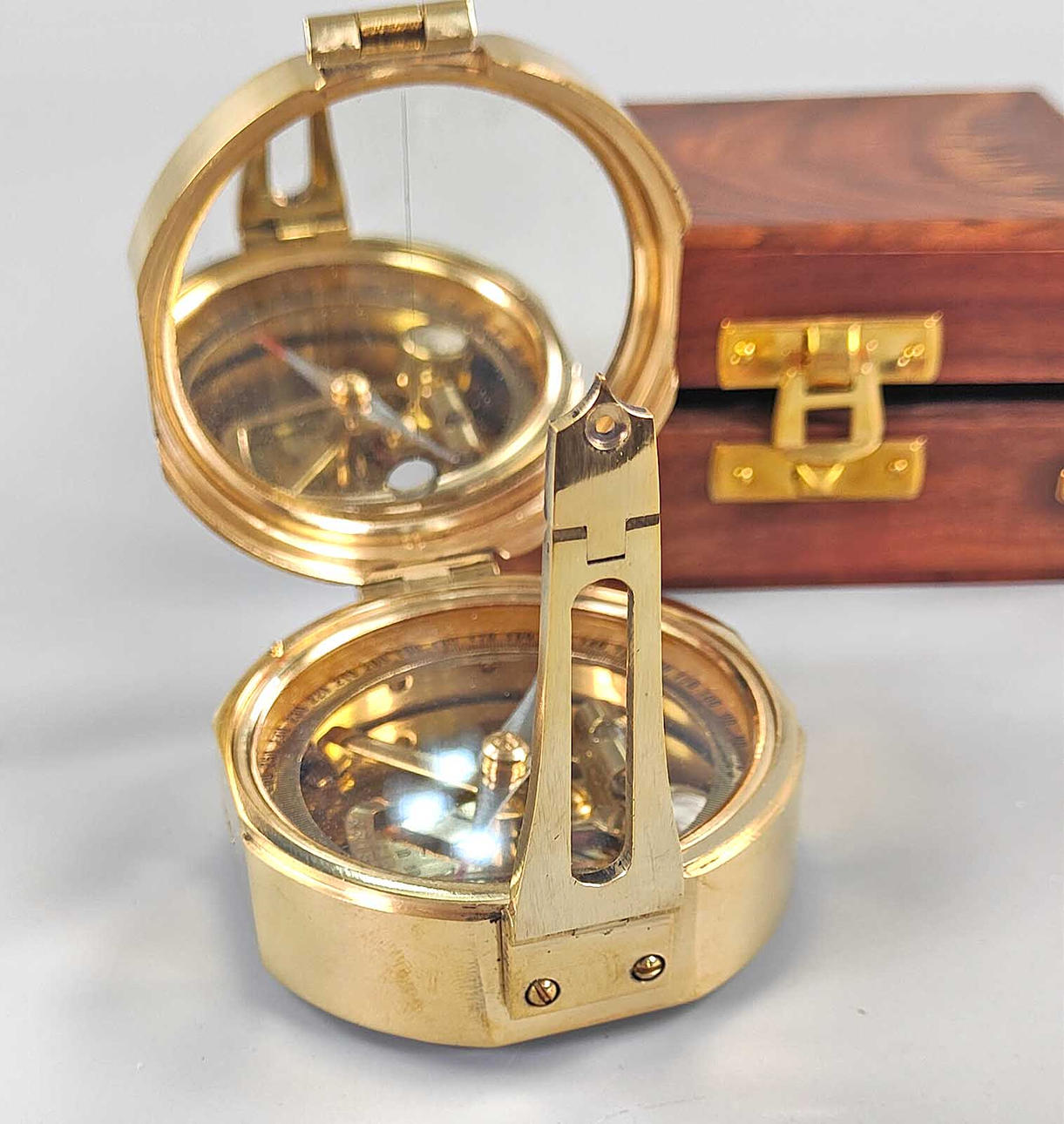 brújula en estuche de madera.
