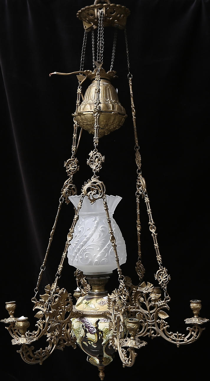 TAKLAMPA, majolika, omkring 1900, längd ca. 60 cm.