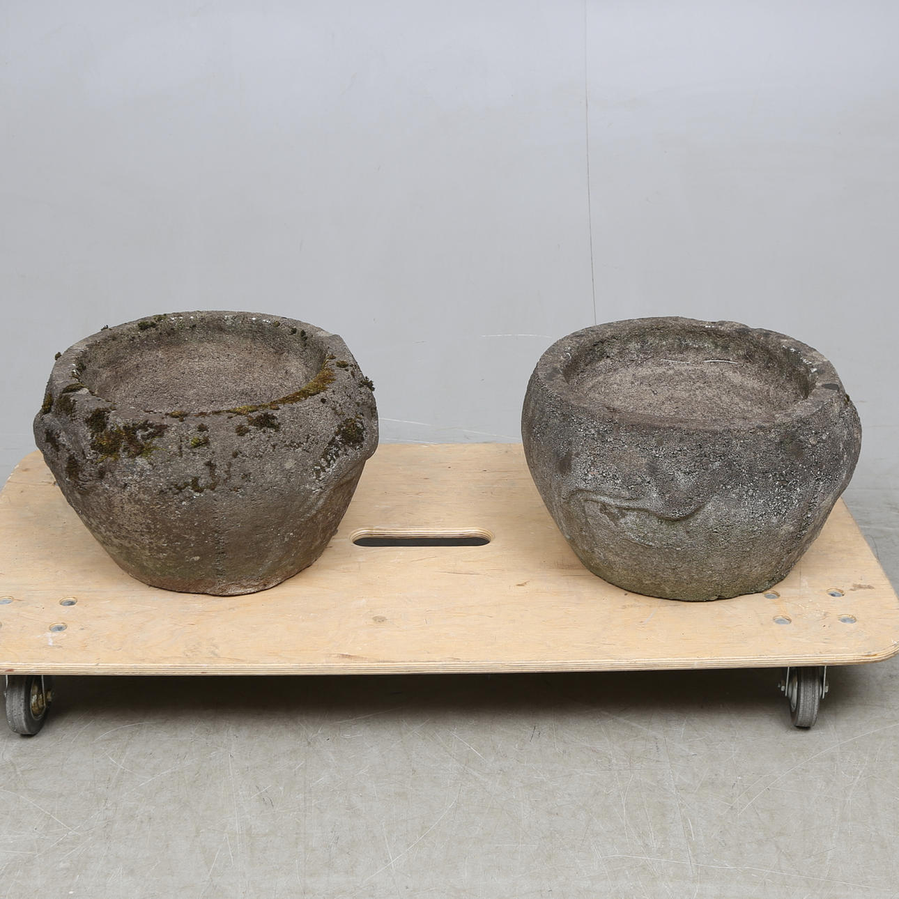 TRÄDGÅRDSURNOR, ett par, sten, 1900/2000-tal.